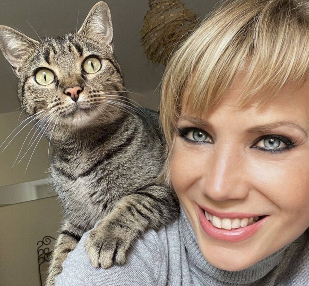 Devaki Dörfler mit Katzengefährten - die gelebte Verbindung von Mensch und Tier